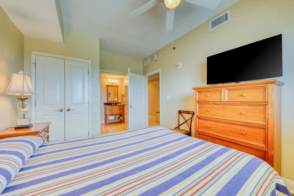Beachfront condo with Gulf views, access to beach, large pool, hot tub & gym