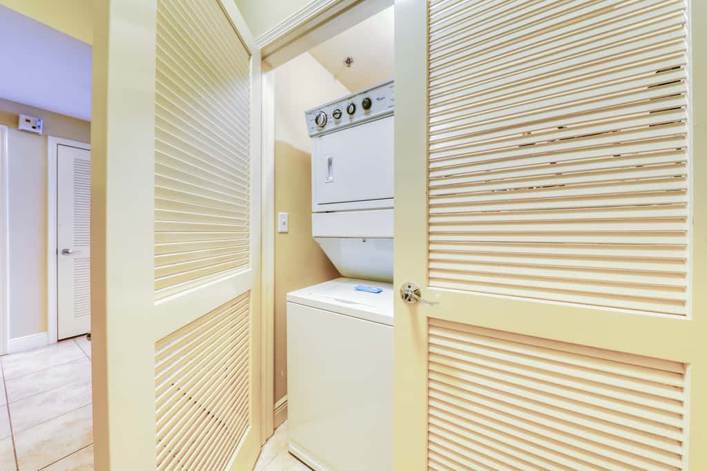 Beachfront condo with Gulf views, access to beach, large pool, hot tub & gym
