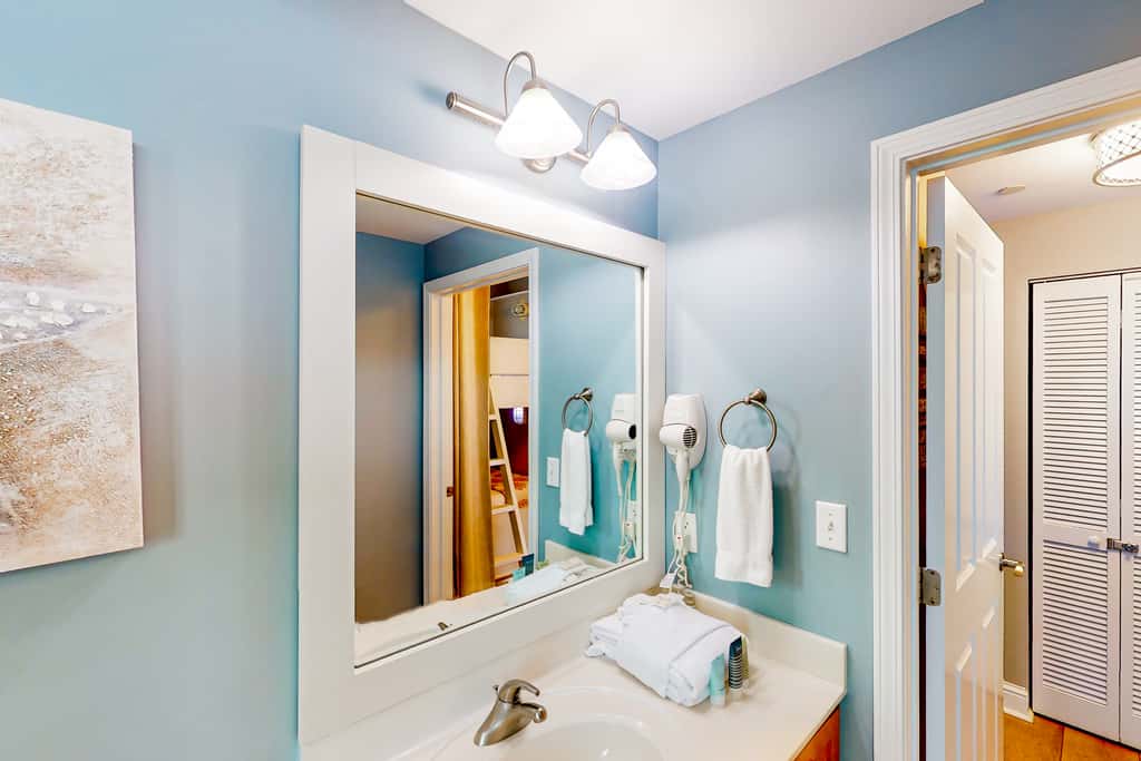 16th-floor condo with Gulf views, beach access, 2 pools, hot tub, & private W&D