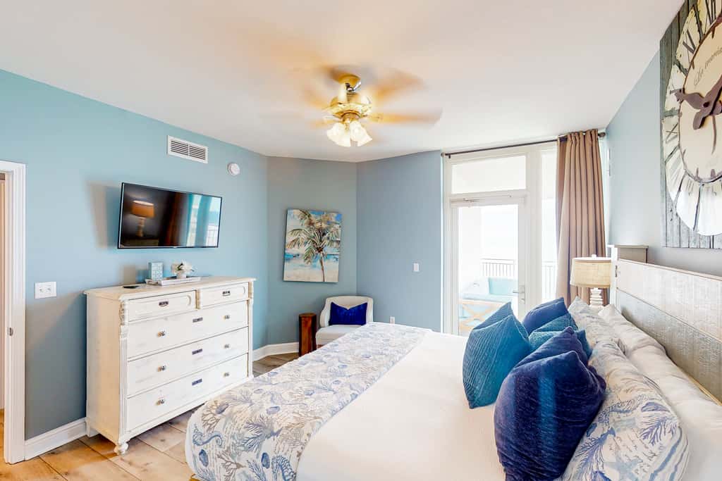 16th-floor condo with Gulf views, beach access, 2 pools, hot tub, & private W&D
