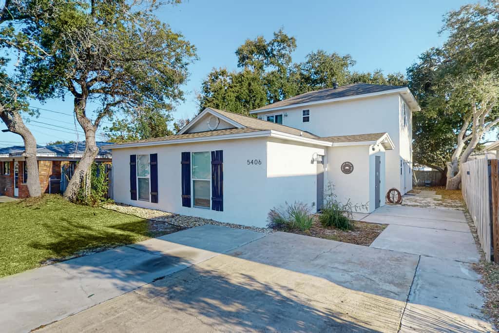 Gorgeous coastal  dog-friendly home with plenty of space and close to everything