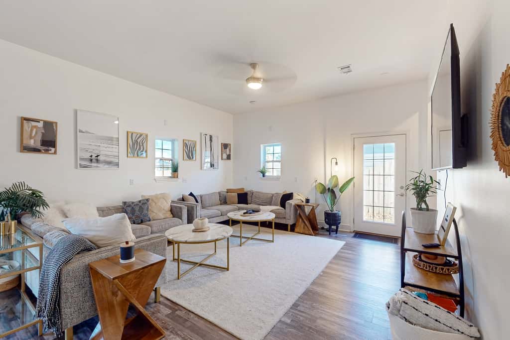 Gorgeous coastal  dog-friendly home with plenty of space and close to everything