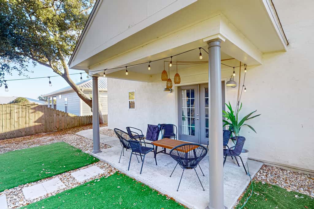 Gorgeous coastal  dog-friendly home with plenty of space and close to everything