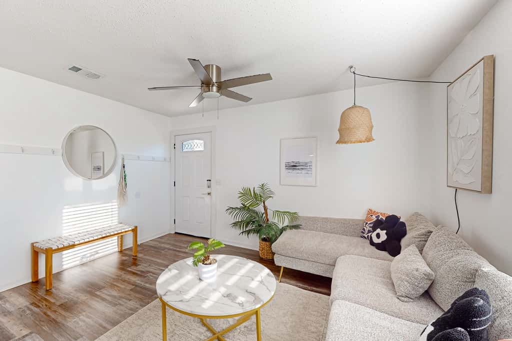 Gorgeous coastal  dog-friendly home with plenty of space and close to everything