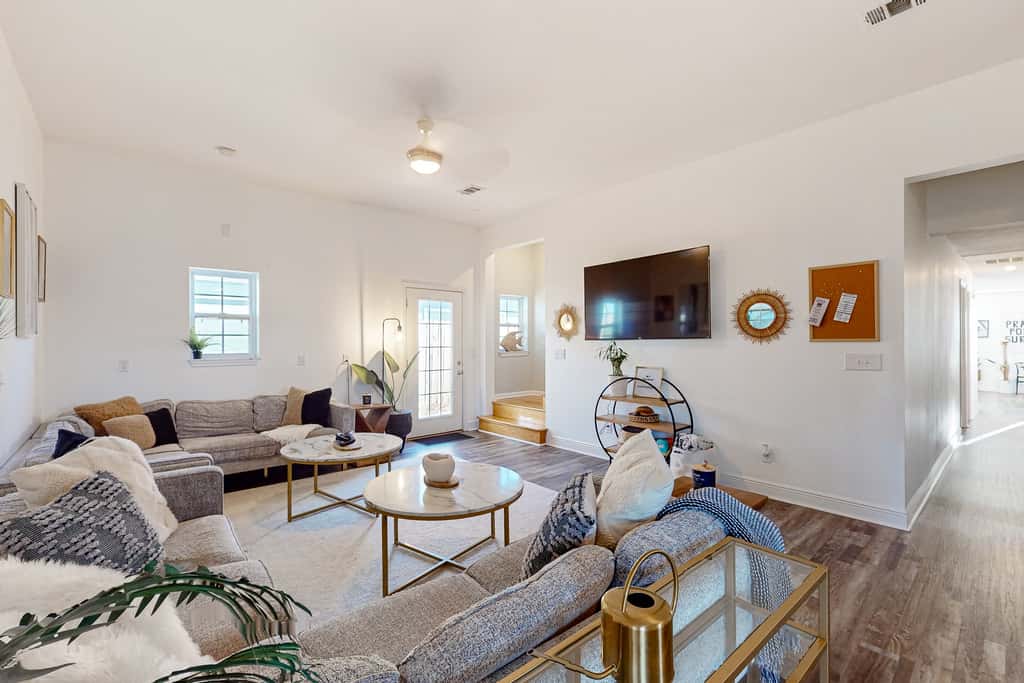 Gorgeous coastal  dog-friendly home with plenty of space and close to everything