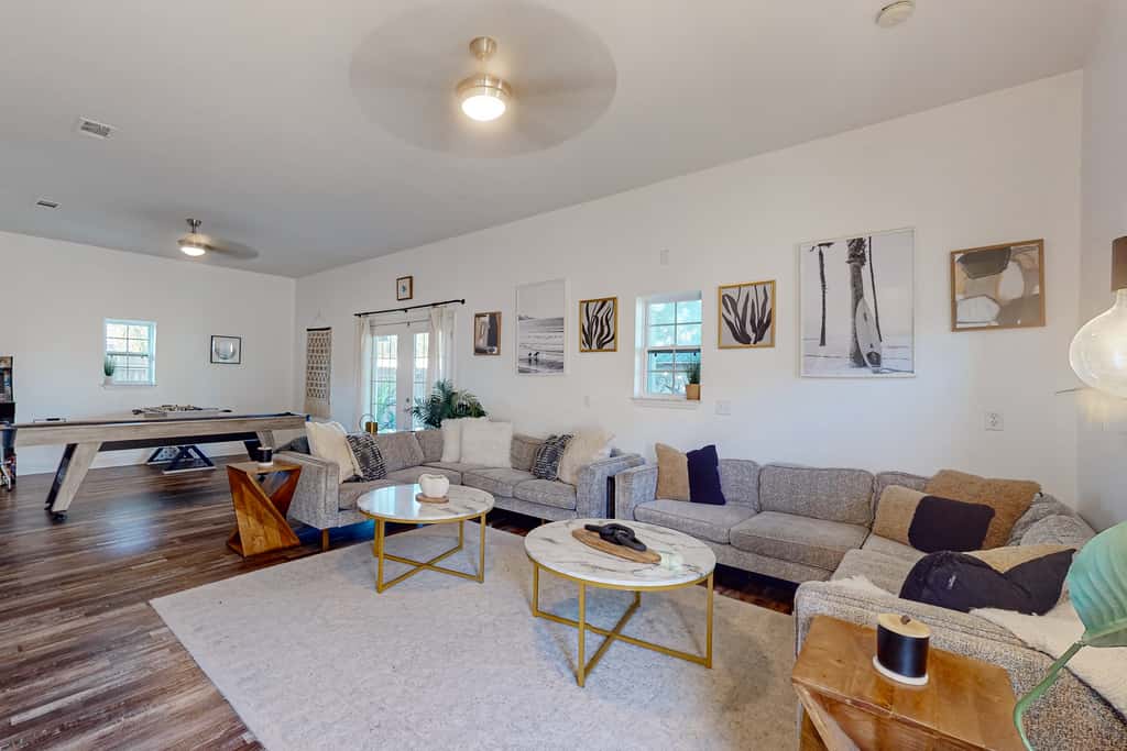 Gorgeous coastal  dog-friendly home with plenty of space and close to everything