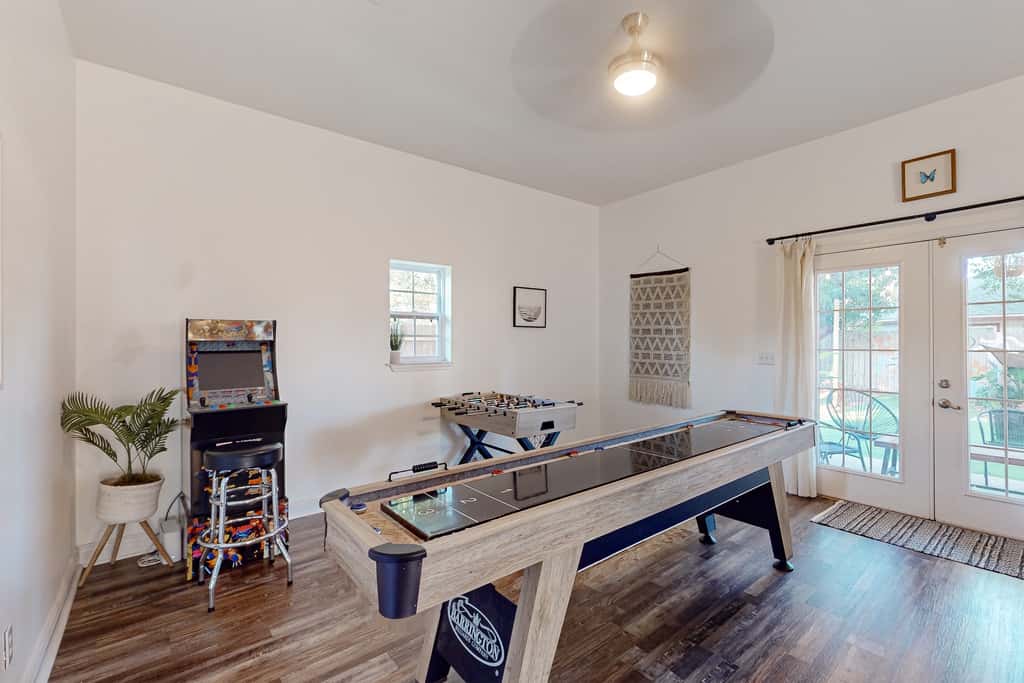 Gorgeous coastal  dog-friendly home with plenty of space and close to everything