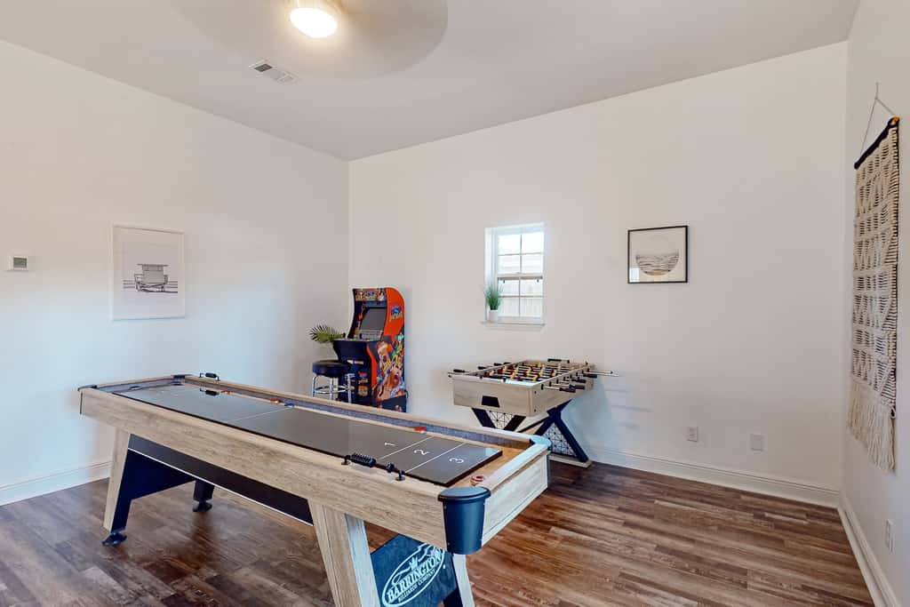 Gorgeous coastal  dog-friendly home with plenty of space and close to everything