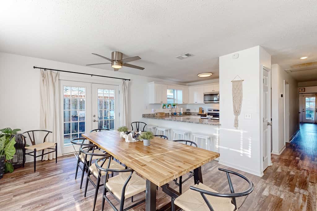 Gorgeous coastal  dog-friendly home with plenty of space and close to everything