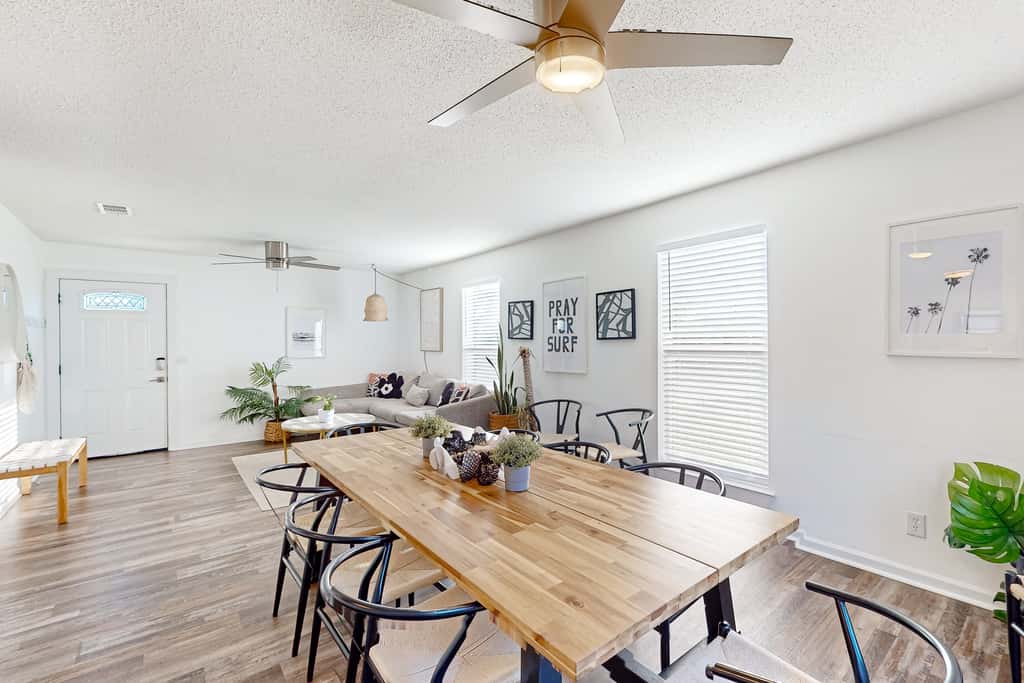 Gorgeous coastal  dog-friendly home with plenty of space and close to everything