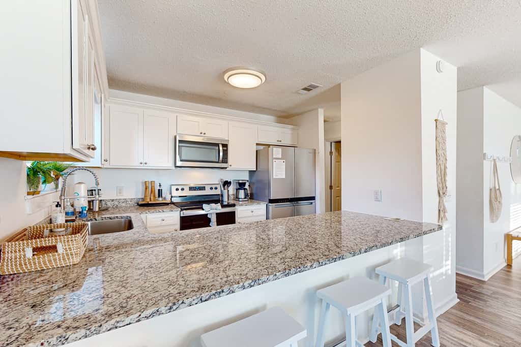Gorgeous coastal  dog-friendly home with plenty of space and close to everything
