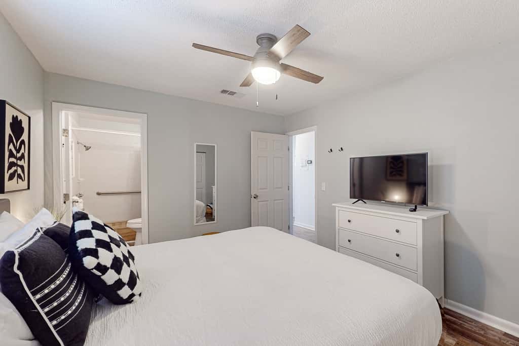 Gorgeous coastal  dog-friendly home with plenty of space and close to everything