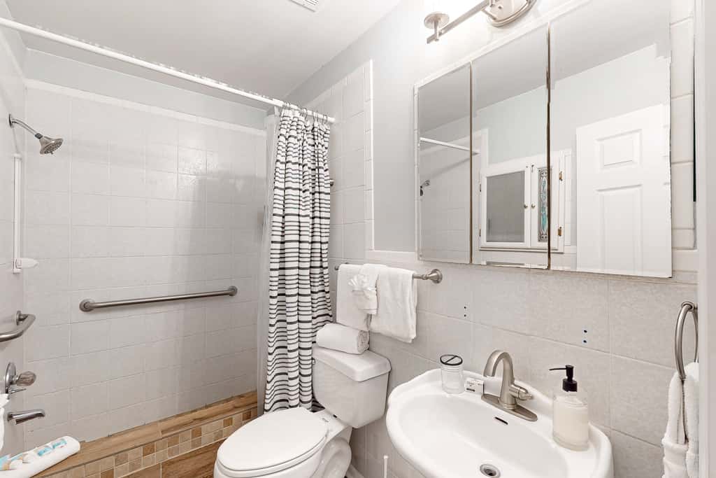 Gorgeous coastal  dog-friendly home with plenty of space and close to everything