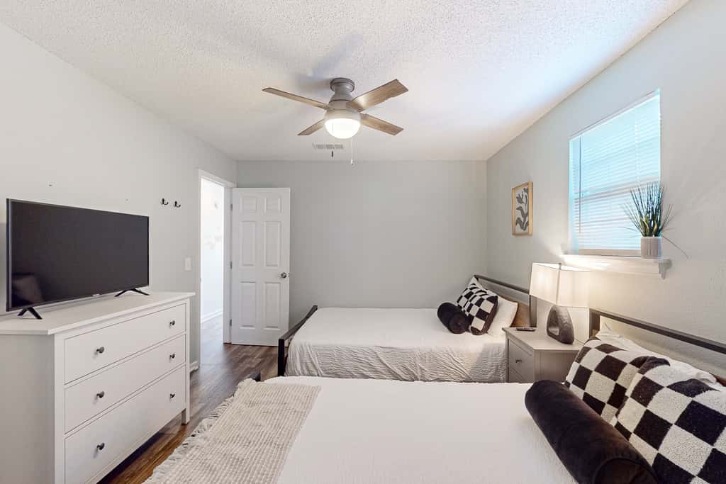 Gorgeous coastal  dog-friendly home with plenty of space and close to everything