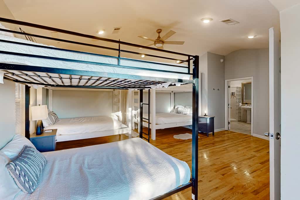 Gorgeous coastal  dog-friendly home with plenty of space and close to everything