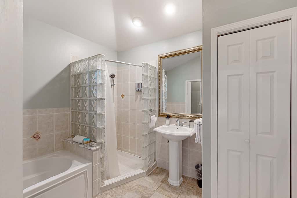 Gorgeous coastal  dog-friendly home with plenty of space and close to everything
