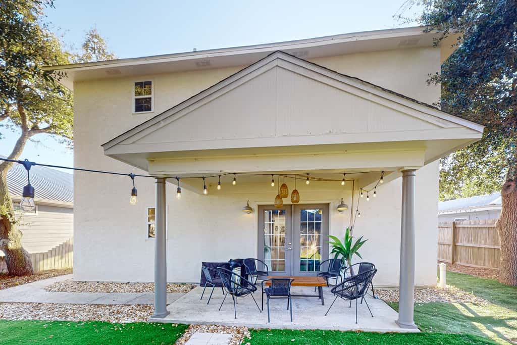 Gorgeous coastal  dog-friendly home with plenty of space and close to everything