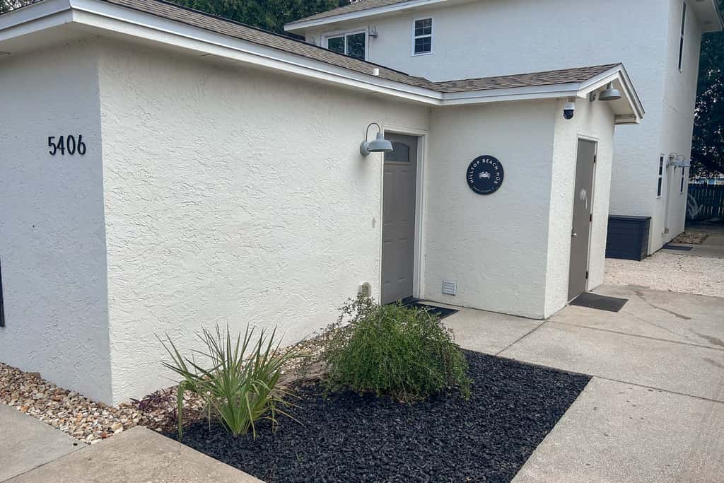 Gorgeous coastal  dog-friendly home with plenty of space and close to everything