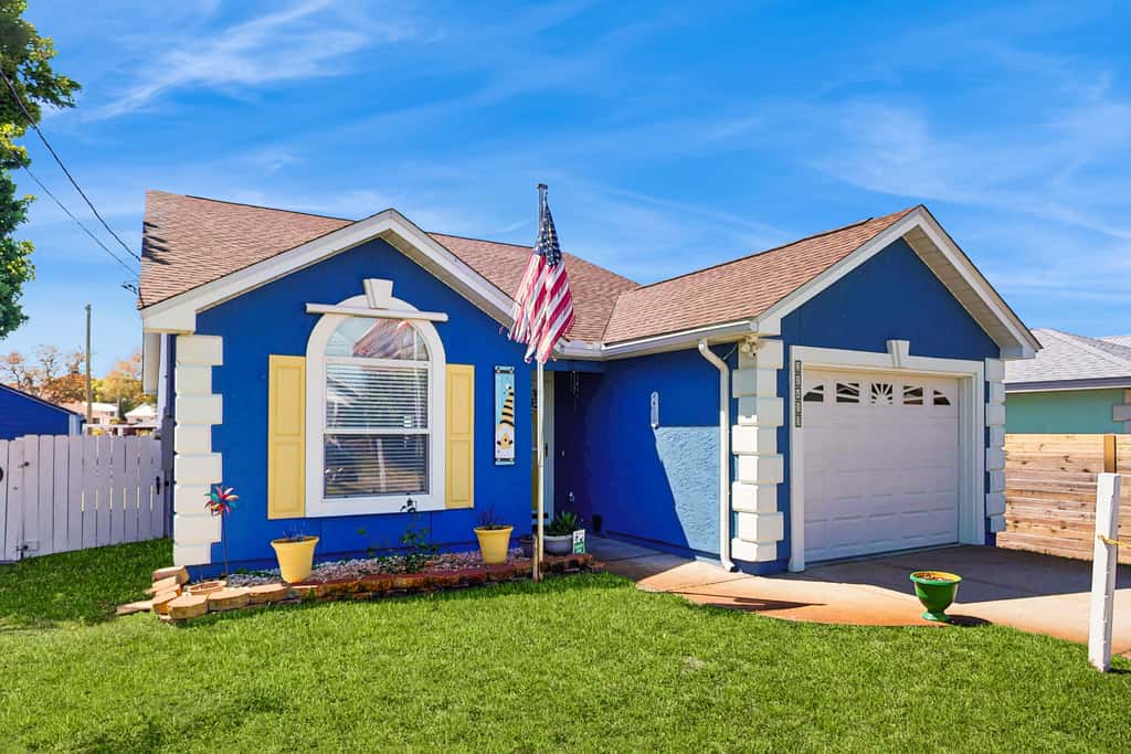 Charming home near beaches with a washer&dryer, AC, & outdoor entertaining