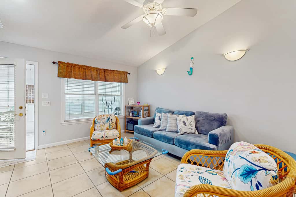Charming home near beaches with a washer&dryer, AC, & outdoor entertaining