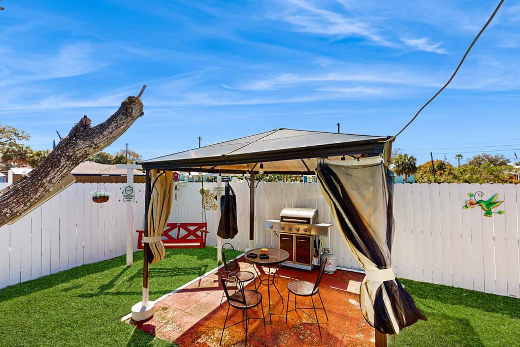 Charming home near beaches with a washer&dryer, AC, & outdoor entertaining
