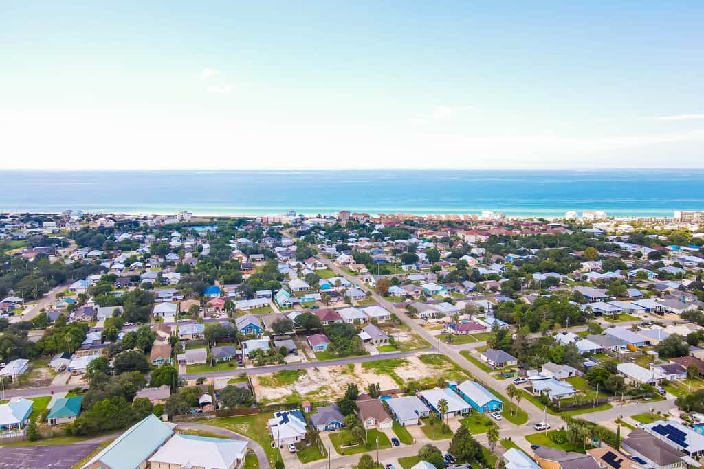 Charming home near beaches with a washer&dryer, AC, & outdoor entertaining