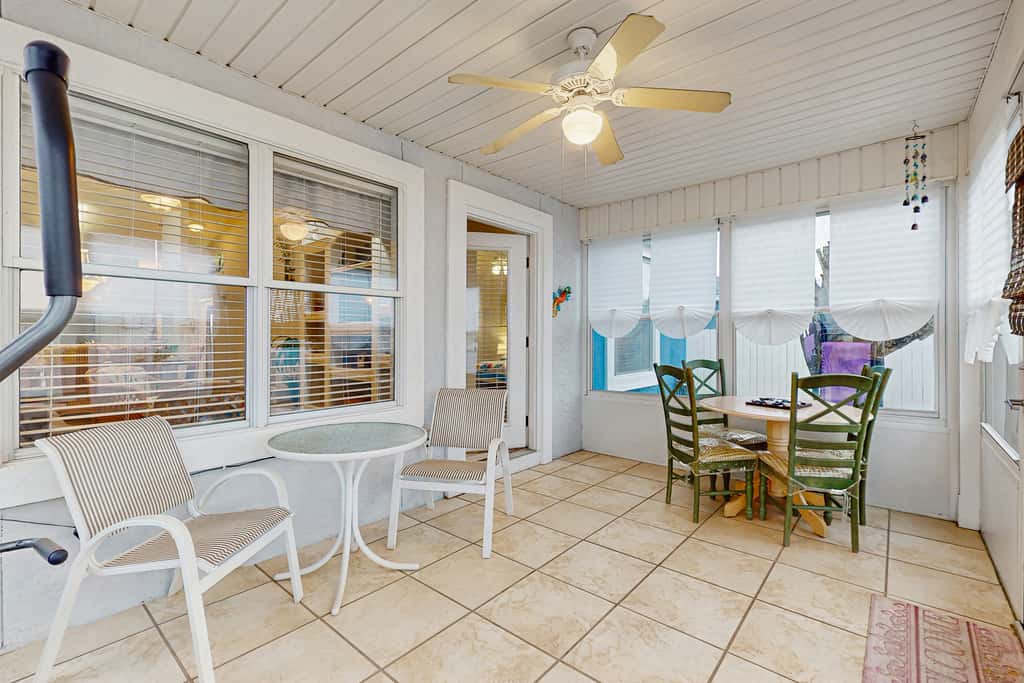 Charming home near beaches with a washer&dryer, AC, & outdoor entertaining