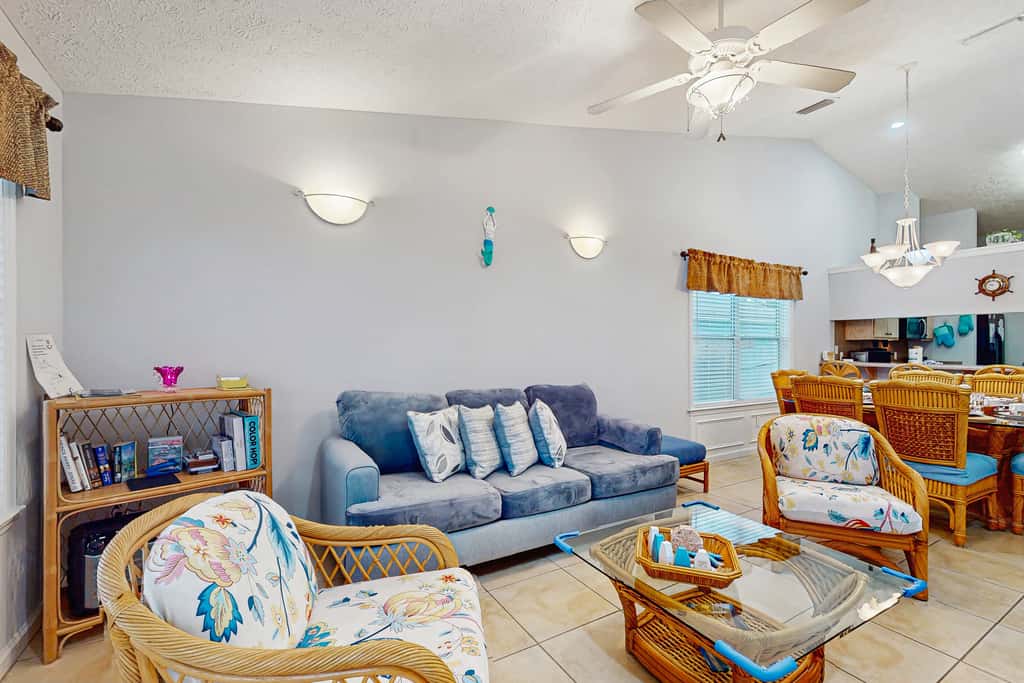 Charming home near beaches with a washer&dryer, AC, & outdoor entertaining