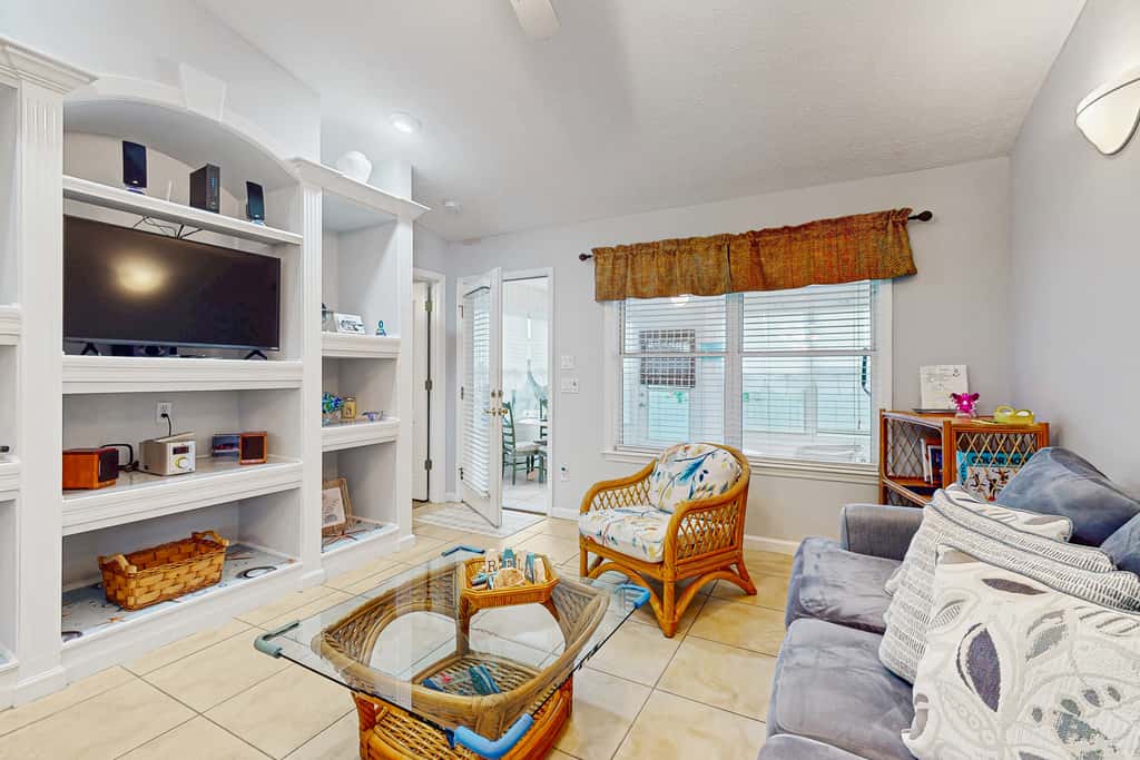 Charming home near beaches with a washer&dryer, AC, & outdoor entertaining
