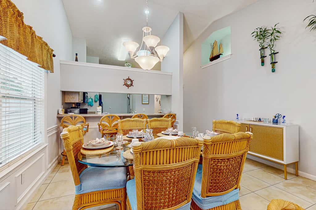 Charming home near beaches with a washer&dryer, AC, & outdoor entertaining