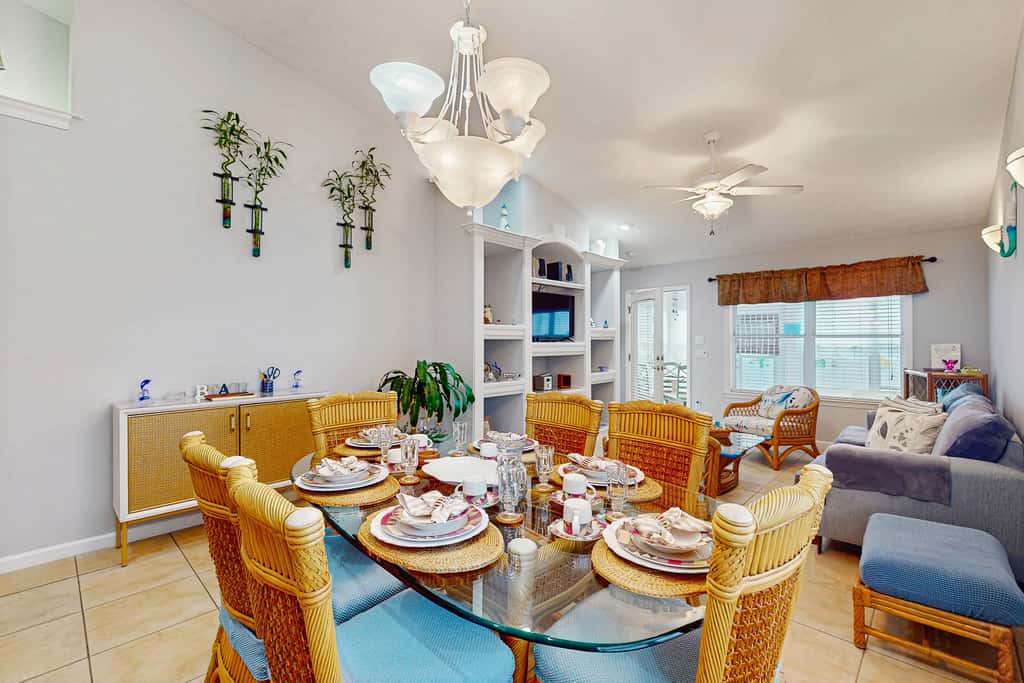 Charming home near beaches with a washer&dryer, AC, & outdoor entertaining