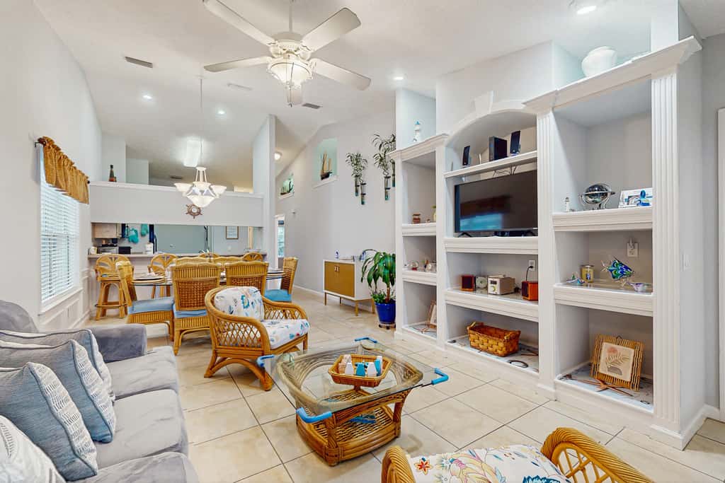 Charming home near beaches with a washer&dryer, AC, & outdoor entertaining