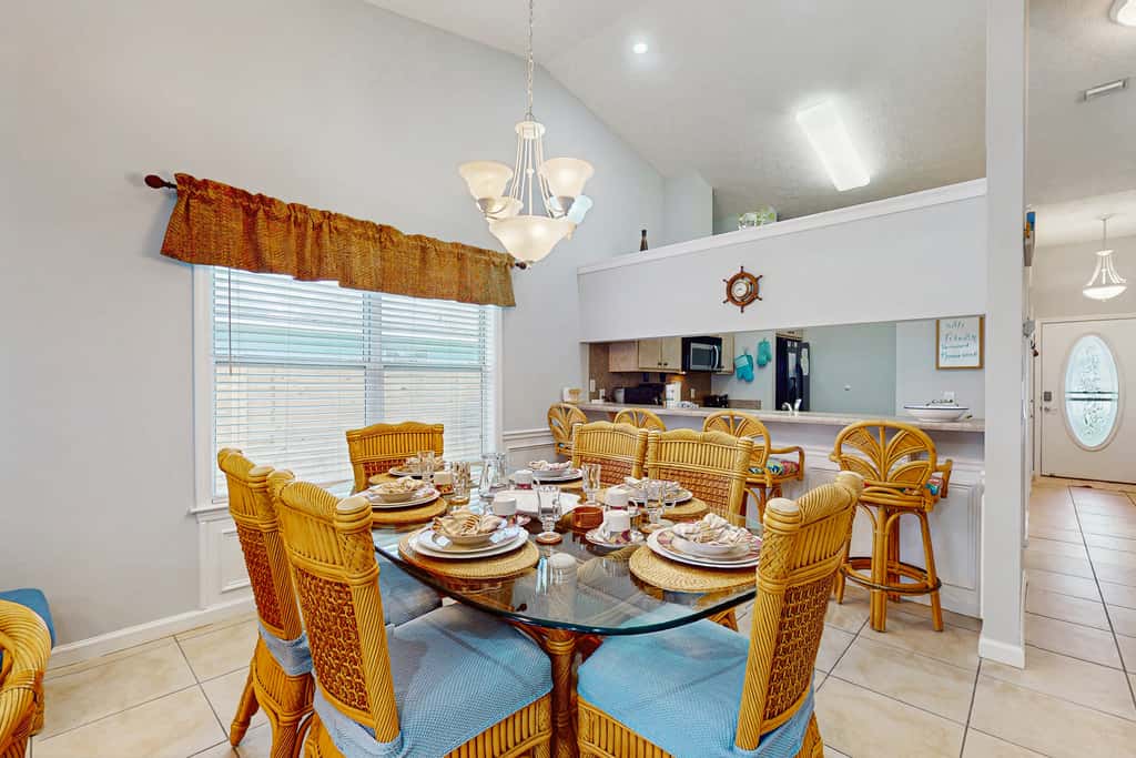 Charming home near beaches with a washer&dryer, AC, & outdoor entertaining