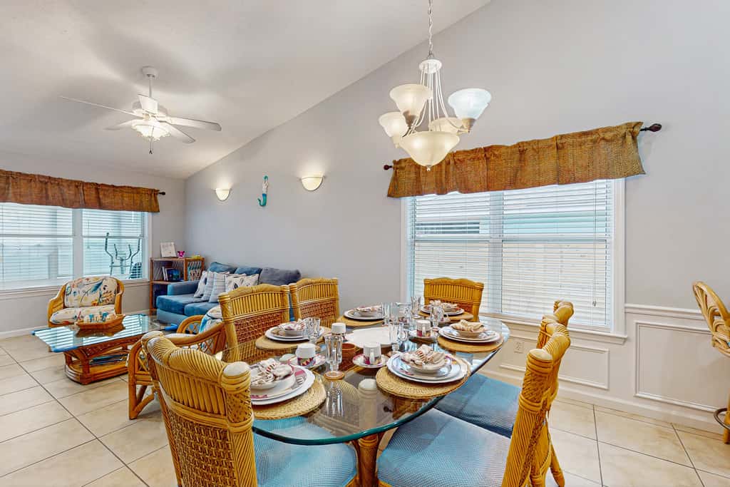 Charming home near beaches with a washer&dryer, AC, & outdoor entertaining