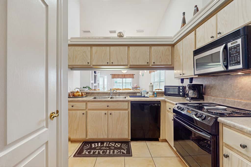 Charming home near beaches with a washer&dryer, AC, & outdoor entertaining