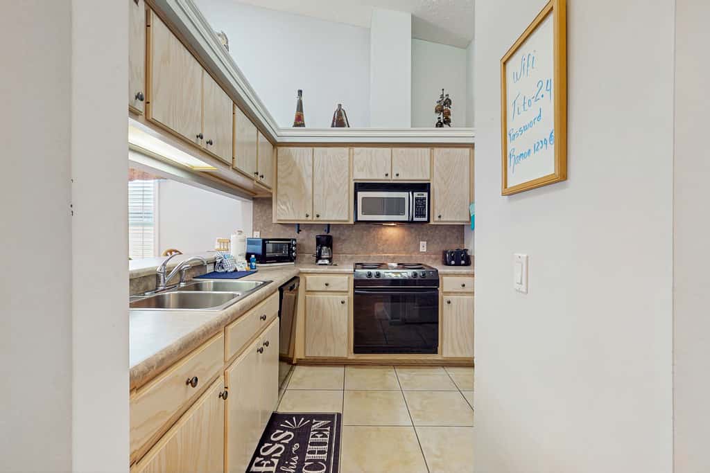Charming home near beaches with a washer&dryer, AC, & outdoor entertaining