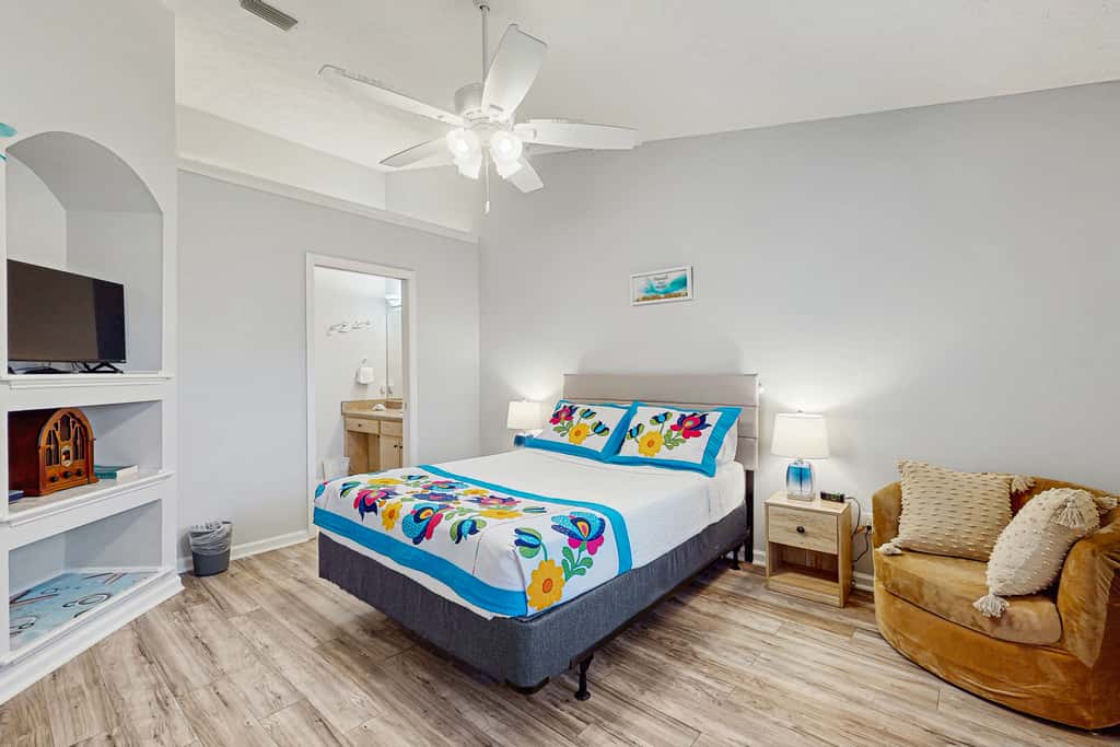 Charming home near beaches with a washer&dryer, AC, & outdoor entertaining