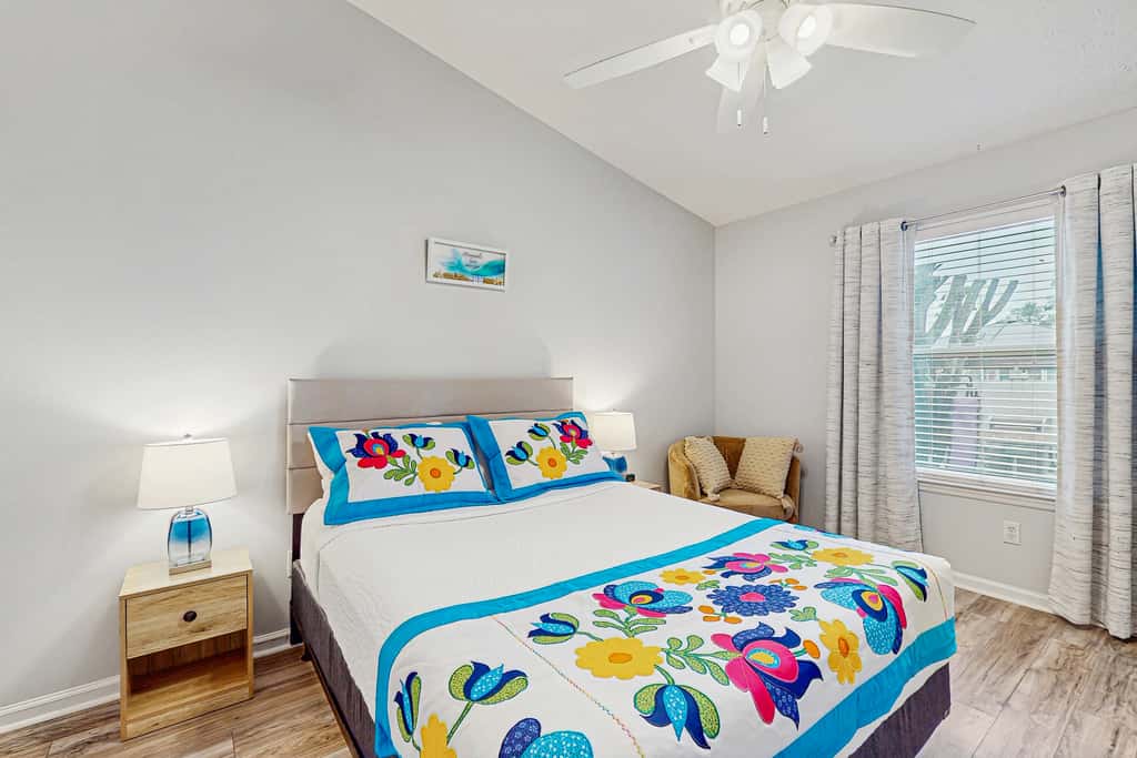 Charming home near beaches with a washer&dryer, AC, & outdoor entertaining