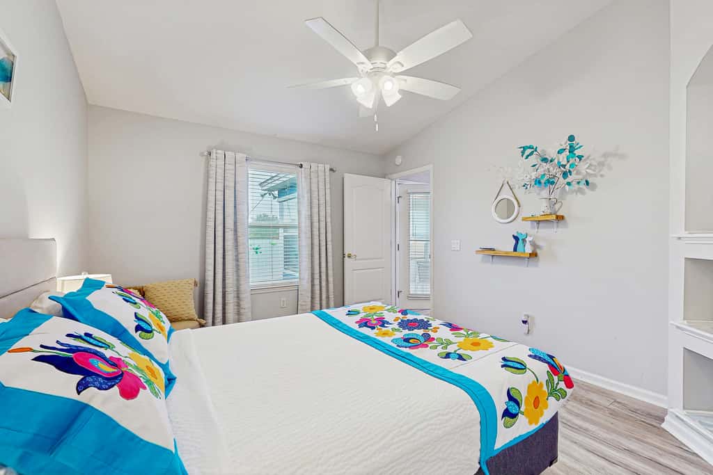 Charming home near beaches with a washer&dryer, AC, & outdoor entertaining