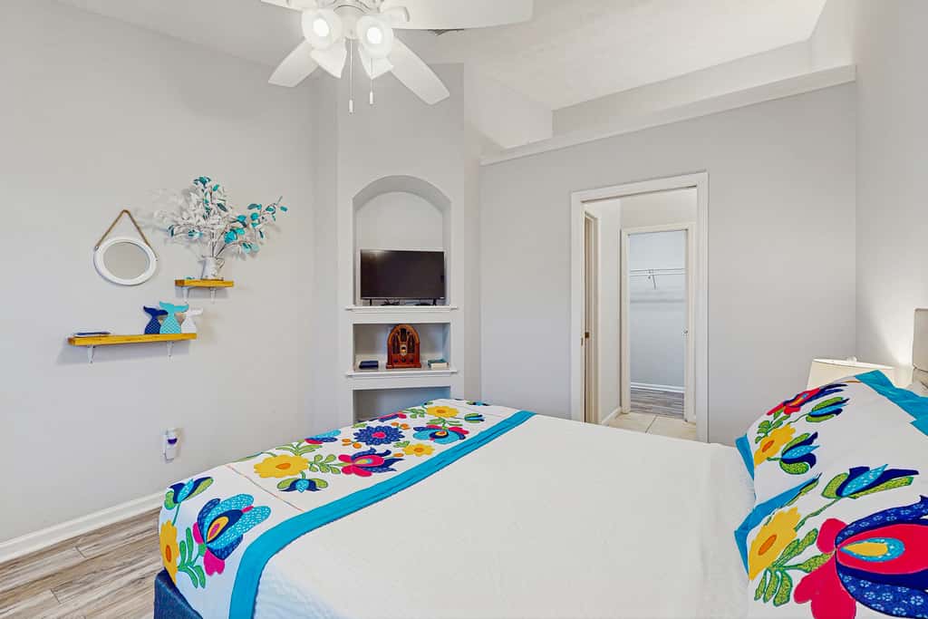 Charming home near beaches with a washer&dryer, AC, & outdoor entertaining