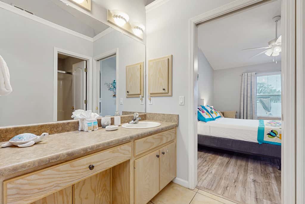 Charming home near beaches with a washer&dryer, AC, & outdoor entertaining