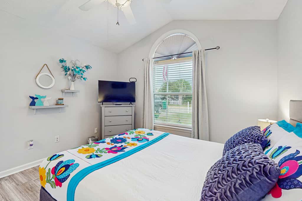 Charming home near beaches with a washer&dryer, AC, & outdoor entertaining