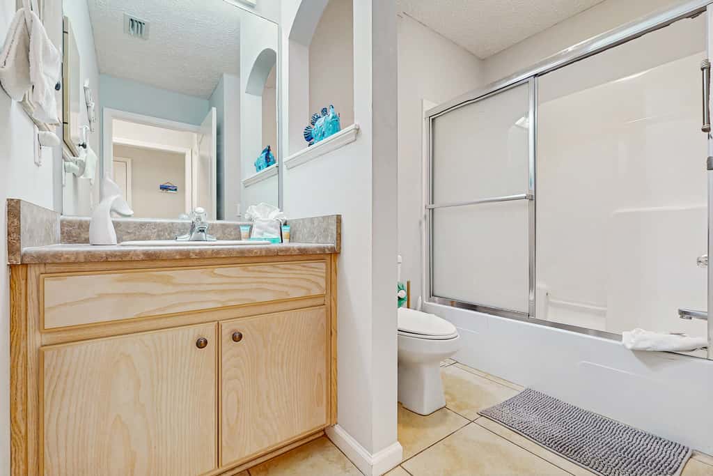 Charming home near beaches with a washer&dryer, AC, & outdoor entertaining