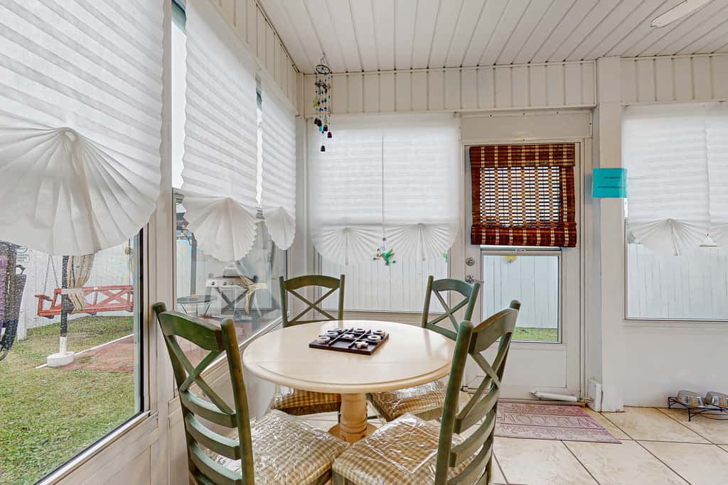 Charming home near beaches with a washer&dryer, AC, & outdoor entertaining