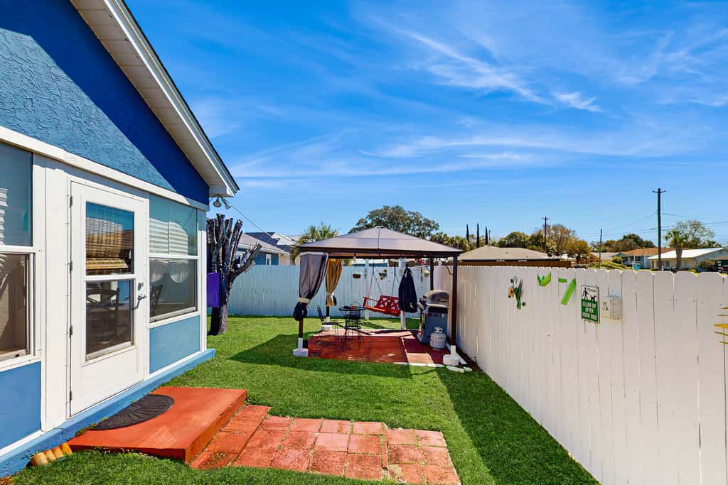 Charming home near beaches with a washer&dryer, AC, & outdoor entertaining