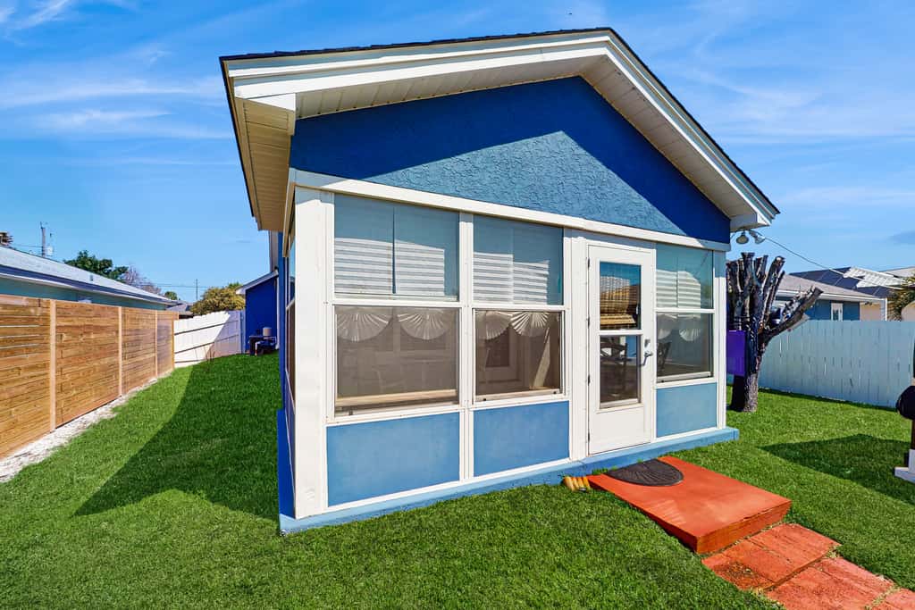 Charming home near beaches with a washer&dryer, AC, & outdoor entertaining