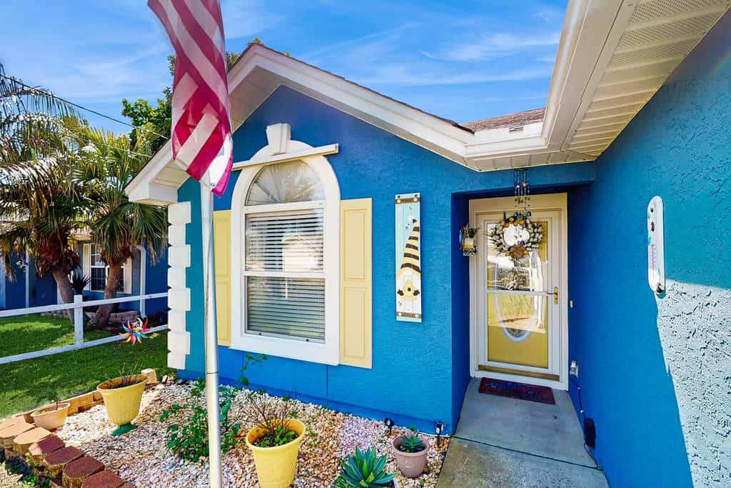 Charming home near beaches with a washer&dryer, AC, & outdoor entertaining