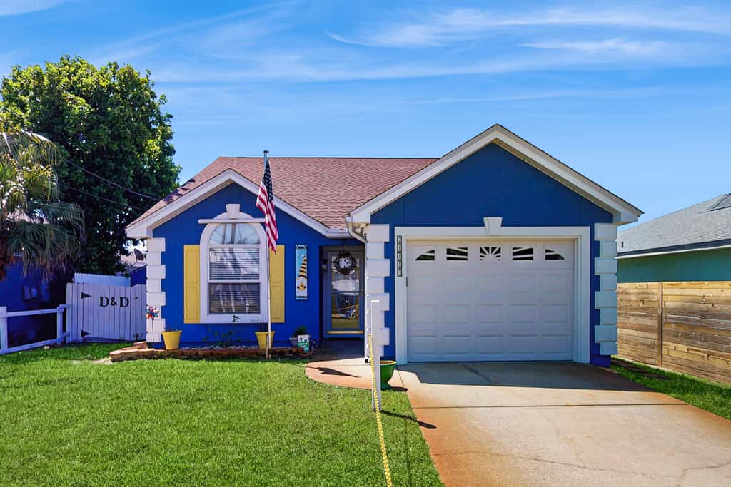 Charming home near beaches with a washer&dryer, AC, & outdoor entertaining
