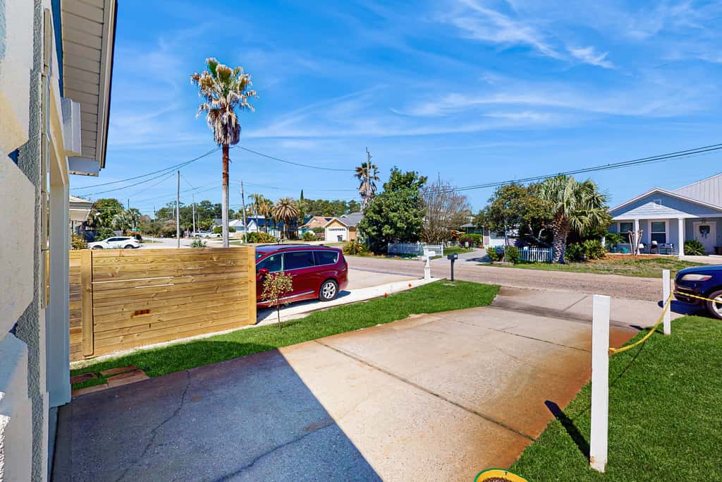 Charming home near beaches with a washer&dryer, AC, & outdoor entertaining