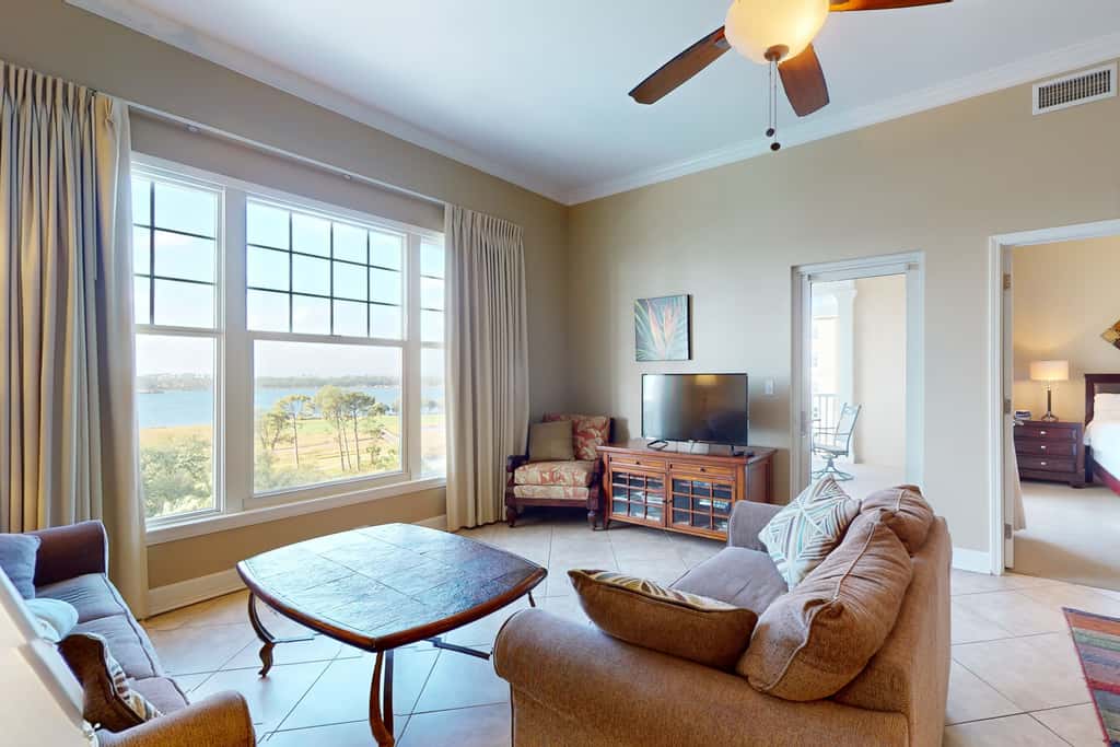 Bayfront condo with amazing views, shared hot tub & community pool